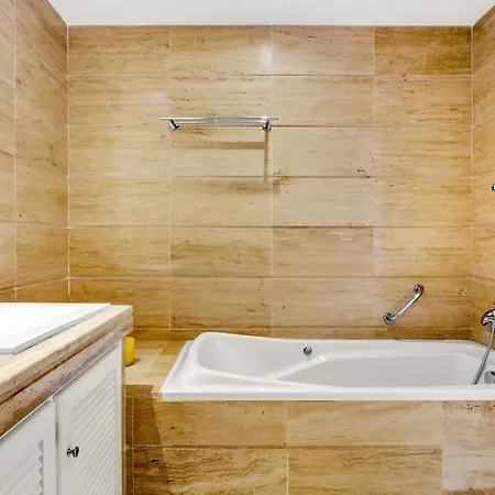 Elegant 3 Bed With Sea View In Nueva Andalucia