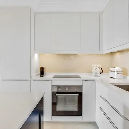 Elegant 3 Bed With Sea View In Nueva Andalucia
